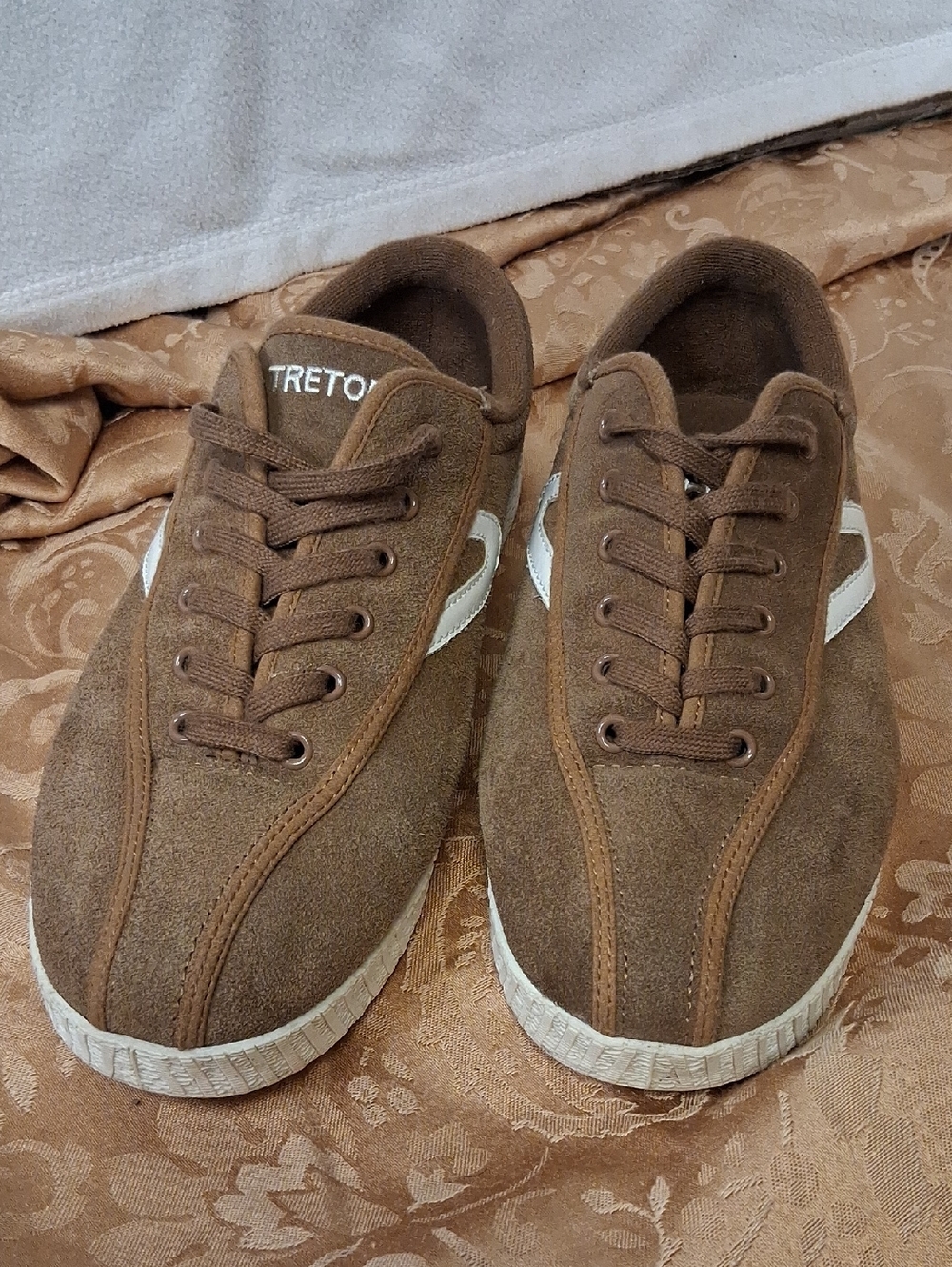 Tretorn NyliteBrown Suede Low-Top Sneakers with White Side Stripe